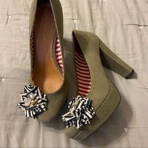 Gianni Bini olive green heels